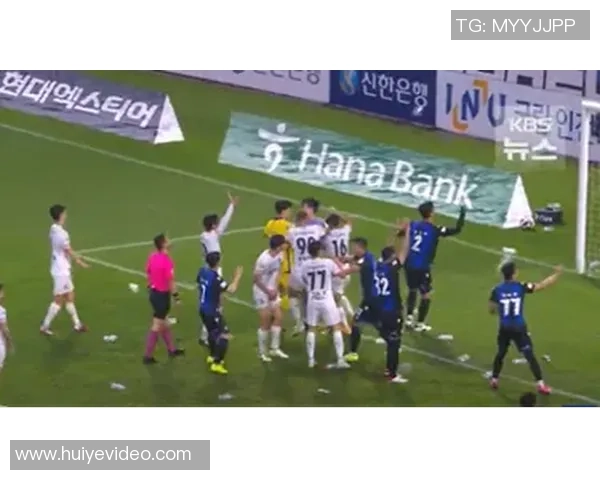 足球巨星赛场激烈对抗意外摔倒瞬间引发全场惊呼