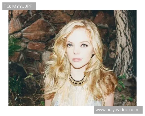 足球巨星女友私下生活照曝光 展现甜美日常与明星光环下的真实一面 足球巨星女友私下生活照曝光 展现甜美日常与明星光环下的真实一面