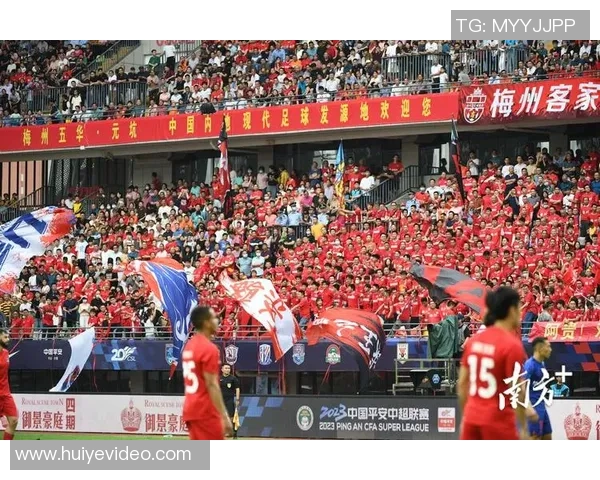 足球明星齐聚一堂合影留念精彩时刻见证绿茵场上荣耀与梦想交织